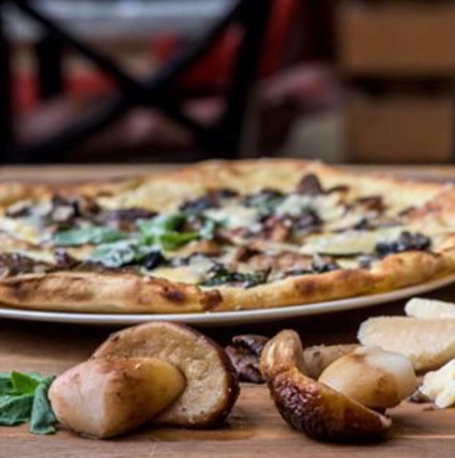 Albergo Ristorante Bar Pizzeria La Lanterna Santi Cosma e Damiano Екстериор снимка